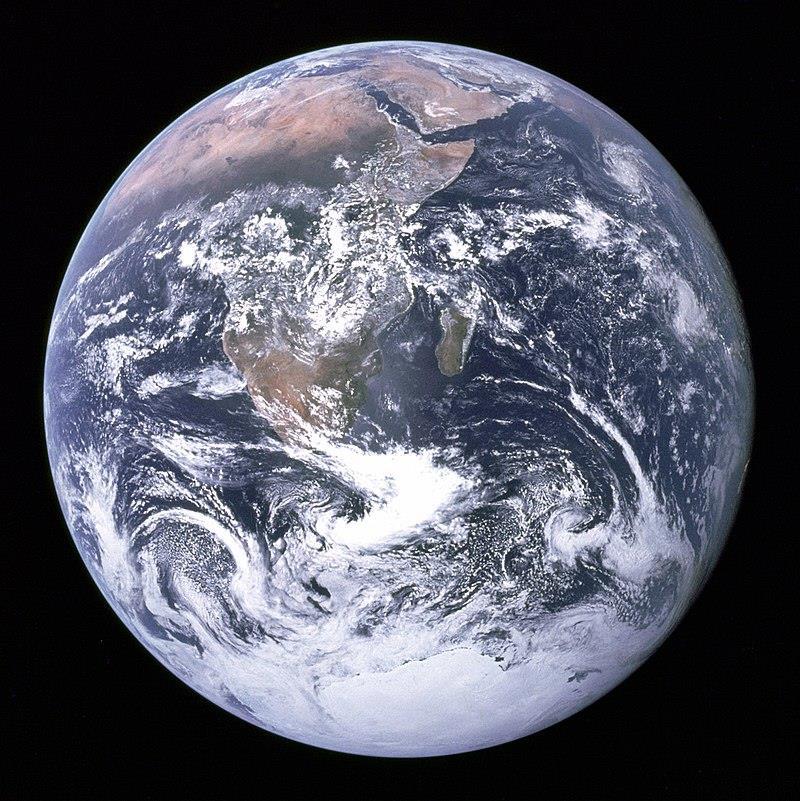 - Ziemia: trzecia w kolejności planeta od Słońca. Jedyna znana nam planeta, na której występuje życie.