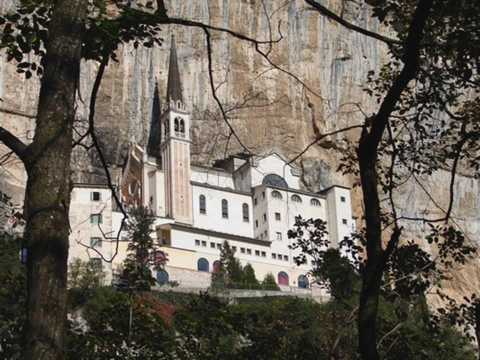 odbudowany w XIII wieku przez Św. Franciszka, który dał początek ruchu franciszkańskiego.