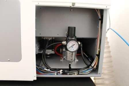 Wskaźnik pomiaru ciśnienia ( regulacja) z wbudowanym odwadniaczem odprowadzający wilgoć zgromadzoną w powietrzu i