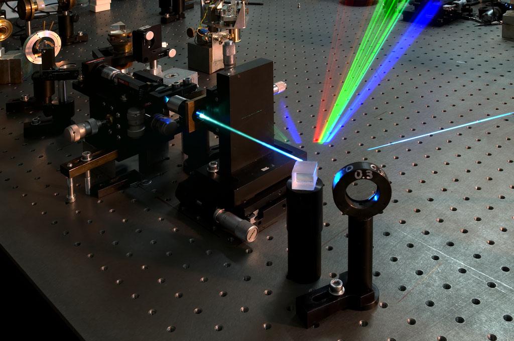 Generacja światła białego w światłowodach Natężenie światła wprost z lasera jest zbyt małe, by