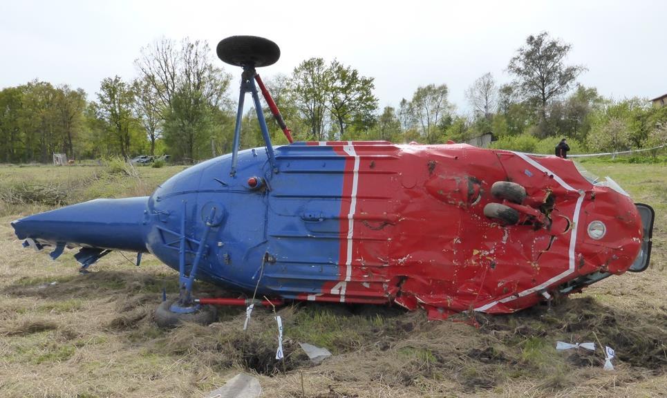 W wyniku wypadku pięć osób zostało rannych, a śmigłowiec uległ zniszczeniu (foto 2).