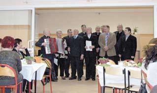 Nie było przysłowiowego goździka i rajstop, ale za to były urocze, wiosenne tulipany, wręczone przez Wójta Gminy Tczew Romana Rezmerowskiego, z-cę wójta Henryka Łuckiego, Przewodniczącego