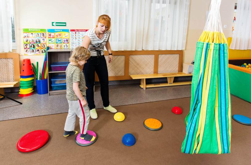 przedwczesny, poród przez cesarskie cięcie, a także różnego rodzaju komplikacje, np. niedotlenienie. Do zaburzeń integracji sensorycznej może dojść również przy tzw.