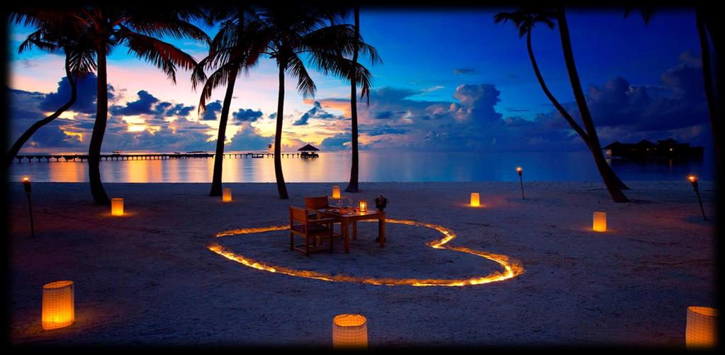 Romantyczne zachody słońca Kolejną atrakcją turystyczną Malediwów, której nie można przegapić, są wspaniałe zachody słońca.