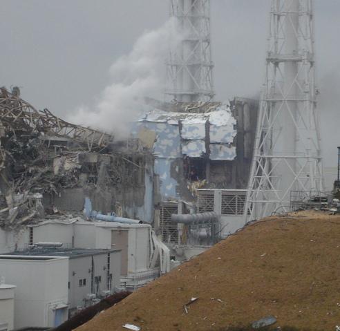 Reaktor 4 Reaktor był w chwili nadejścia tsunami wyłączony i trwał przeładunek paliwa; Zbiornik reaktora był