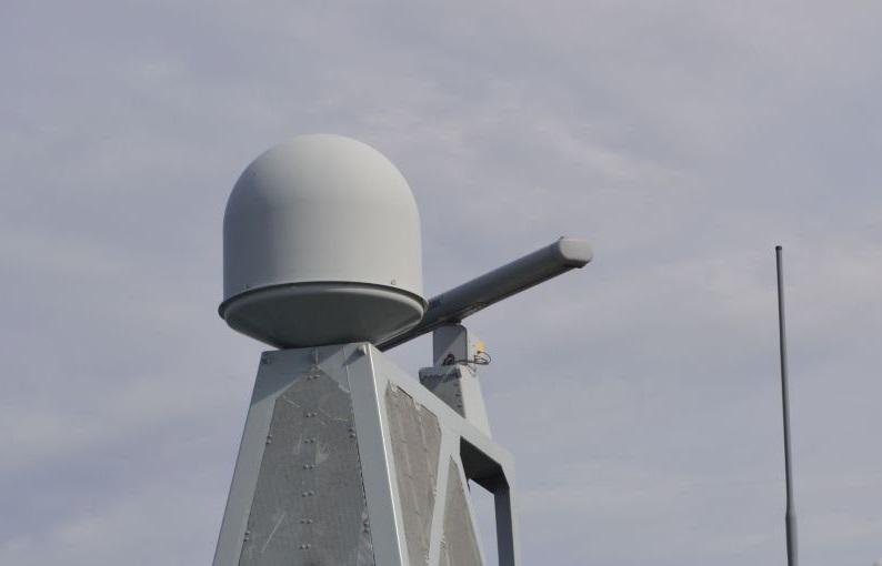 Antena belkowa radaru obserwacji sytuacji nawodnej SCANTER 2000. Fot. M.Dura Na fregatach typu Iver Huitfeldt zwraca dodatkowo uwagę system napędowy.