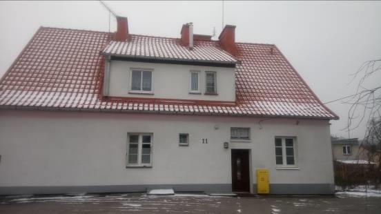 Budynek wyposażony jest w instalację: wodną, kanalizacyjną, gazową,