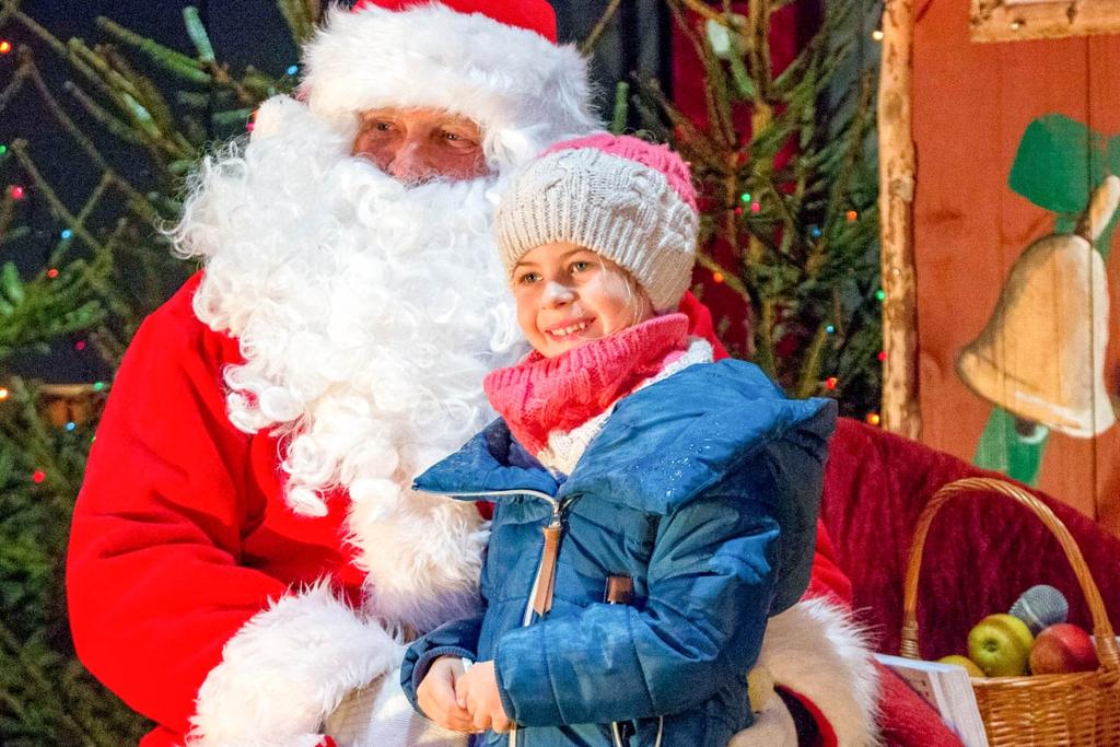 Ale to nie wszystkie atrakcje, jakie dzielnica szykuje z okazji świąt dla najmłodszych mieszkańców. Niebawem damy znać kiedy pod ratusz podjedzie zaprzęg reniferów ze św.