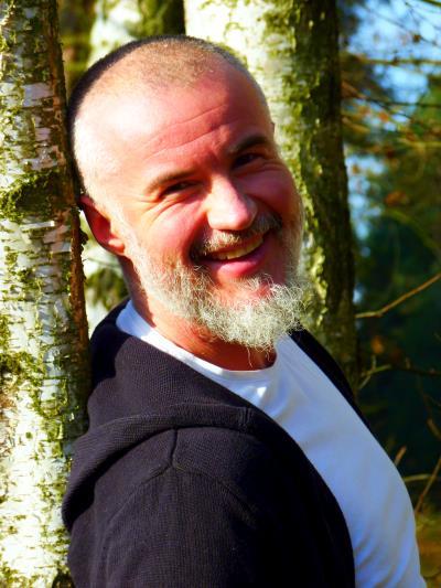 WPROWADZENIE Żyj z pasją Przez sam fakt, że jesteś człowiekiem zasługujesz na to, by cieszyć się tym co robisz, robić to z przyjemnością i korzystać z możliwości jakie to co robisz daje ci w