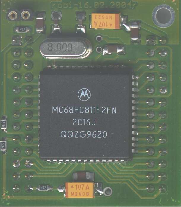 1 Wst ep Opisywana płytka zawiera 8-bitowy mikrokontroler MC68HC11E2 firmy Motorola oraz minimalny zestaw elementów towarzyszacych (rezonator kwarcowy, zworka do wyboru trybu pracy, rezystory