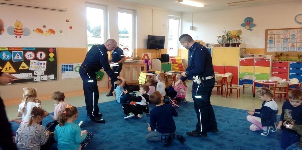 2.3) Wizyta policjantów z Komendy Powiatowej w Suchej Beskidzkiej w szkole Policjanci przyjechali dwoma radiowozami.