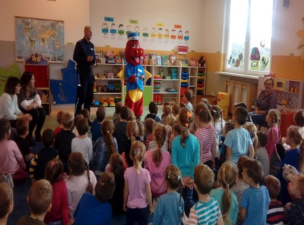 Odpowiadali na wiele pytań, przypomnieli o zasadach bezpiecznej zabawy i drogi do szkoły.