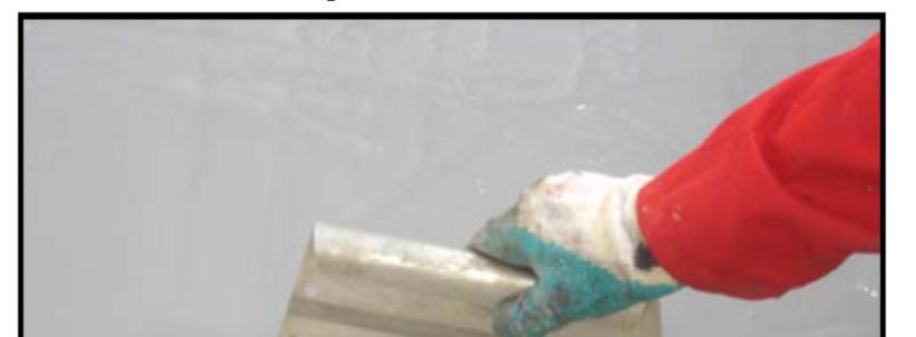 Za pomocą wałka na powierzchnie betonowe, ceramiczne, kamienne oraz jastrychy: - nałożyć jedną warstwę NF, zatrzeć gładką, metalową