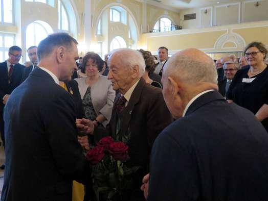 Uroczystość w stronę jej zakończenia prowadziły tony utworów wykonywanych przez damski kwartet smyczkowy By