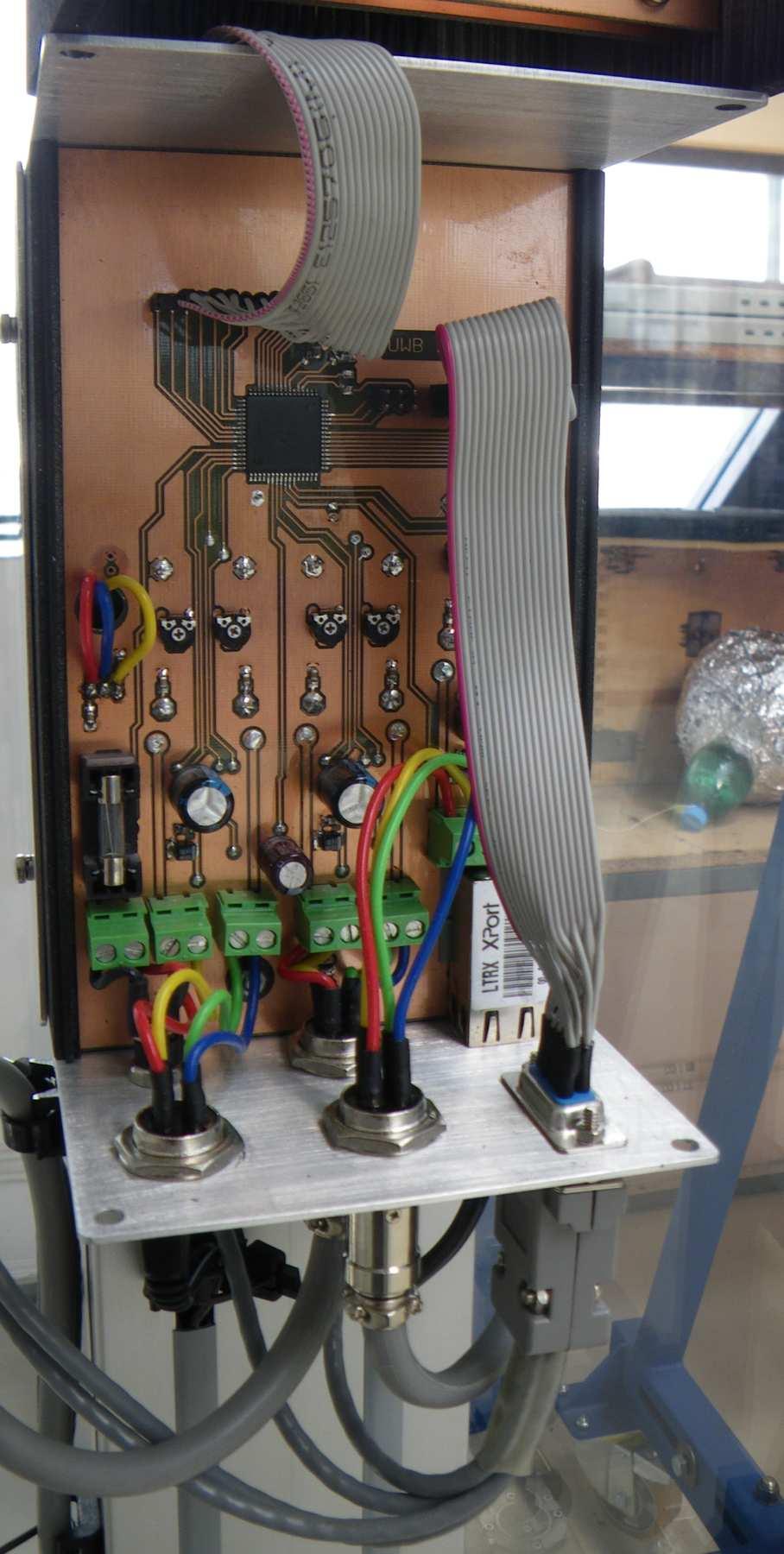 Pro napájení byl použit standardní dutinkový konektor.