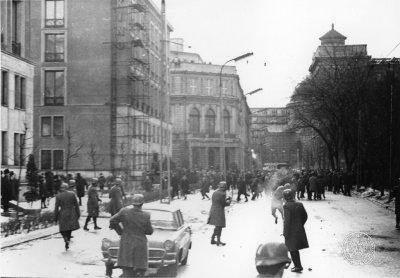 W analizie opracowanej później w MSW stwierdzano, że 9 marca 1968 r. w czasie zamieszek w Warszawie rozproszono trzy większe grupy składające się z ok.