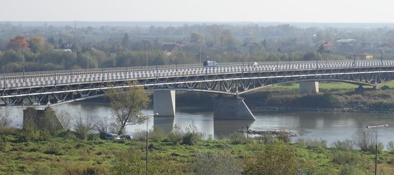 Fot. 5. Most na Wiśle z filarami w nurcie rzeki (Sandomierz). Fot. 6. Filar mostu z nadanym kształtem izbicy.