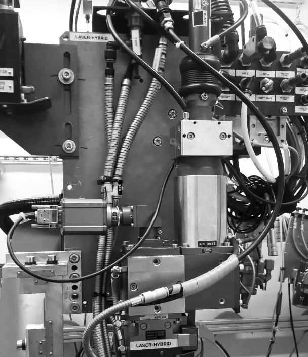 Proces spawania Próby spawania przeprowadzono w Instytucie Spawalnictwa na zrobotyzowanym stanowisku do spawania hybrydowego TRUMPF TruLaser Robot 5120, rysunek 3.