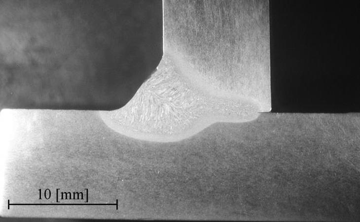 W obszarze spoiny, jak i strefy wpływu ciepła każdego z badanych złączy zniwelowany został uzyskany w procesie produkcji