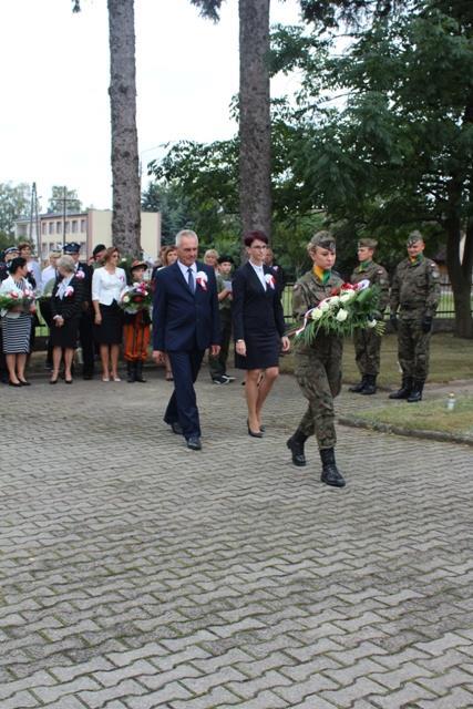 Kwiaty składały władze: województwa, powiatu, gminy, państwowej i ochotniczej straży pożarnej, Komendy Hufca ZHP Łowicz,