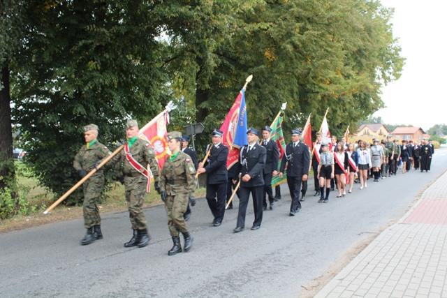 umieszczonych na postumencie.