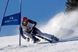 Nauka jazdy na nartach trwa latami, podczas gdy na skibobie można nauczyć się jeździć w pół godziny. Jazda na skibobie nie wymaga takich umiejętności, jak jazda na nartach.