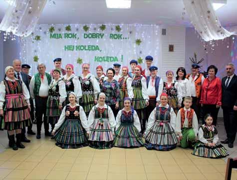 Następnie dzieci z zespołu Mali Ciebłowianie zagrały i zaśpiewały kolędy i pastorałki oraz zatańczyły polkę ciebłoską. Zespół Pieśni i Tańca Ciebłowianie zaprezentował się w dwóch odsłonach.
