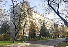 Półkole przedpokój, trzy oddzielne pokoje, kuchnia, łazienka z wc, loggia, oraz piwnica. Mieszkanie w dobrym stanie technicznym w budynku z windą.