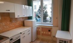 500 zł/msc 1-POKOJOWE 20 m² NOWA HUTA os. Kolorowe Mieszkanie znajduje się na poddaszu w bloku trzypiętrowym. Mieszkanie jest w stanie dobrym. W pomieszczeniu zamontowano klimatyzację.