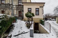 Teligi przedpokój, widna kuchnia, 3 niezależne pokoje, łazienka, WC, loggia, piwnica.