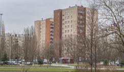 2 Pułku Lotniczego - przedpokój, 2 pokoje, jasna kuchnia, łazienka, toaleta, dwie loggie, piwnica.