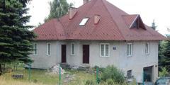 Czerwone Maki Trzypokojowe mieszkanie zlokalizowane przy ulicy Czerwone Maki w Krakowie usytuowane na ostatnim piętrze apartamentowca na Os. Europejskim.
