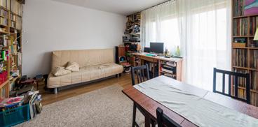 Wysokie trzy niezależne pokoje, oddzielna jasna kuchnia, łazienka z WC, przedpokój oraz balkon. Mieszkanie zlokalizowane na 6.