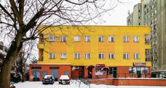 Nieruchomość składająca się z sali frontowej, osobnego pokoju, łazienki z WC oraz hallu. Ogrzewanie centralne z kotłowni. Lokal wyposażony w instalację alarmową.