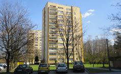 Ruczaj salon, sypialnia, oddzielna jasna kuchnia, łazienka z WC, przedpokój, balkon i duży zimowy ogród. I piętro.