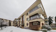 Kobierzyńska 3 pokoje, osobna, duża jasna kuchnia, łazienka, osobne WC, przedpokój, garderoba, zabudowany balkon i duża piwnica.