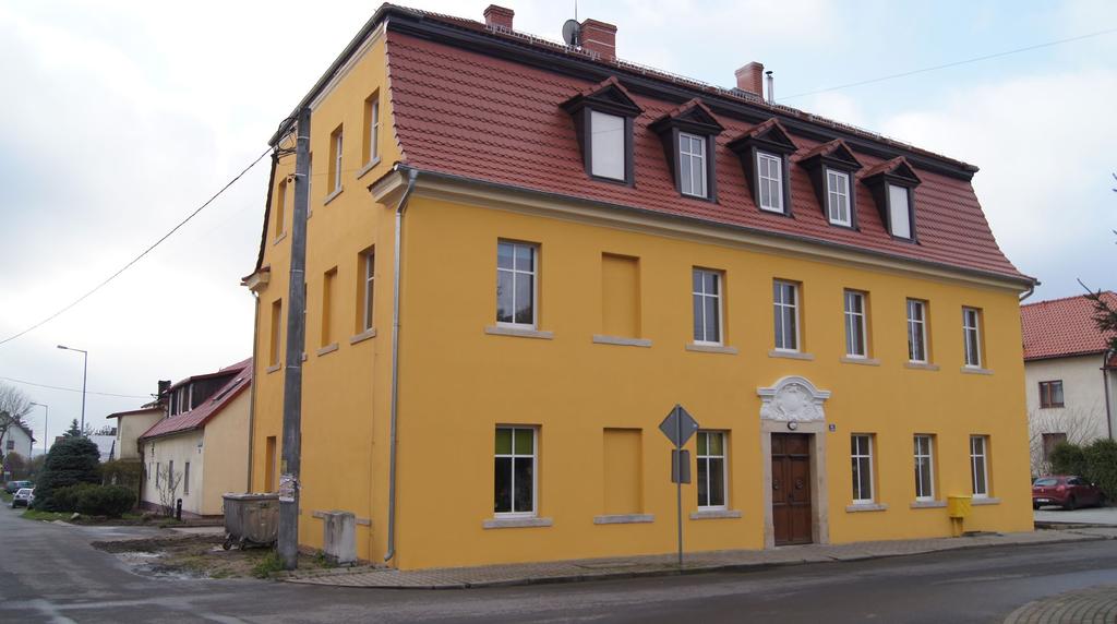 Poza tym w ramach tego zadania zagospodarowano cały teren przy budynkach socjalnych wykonano drogi dojazdowe, parkingi i chodniki. Zadanie to kosztowało ponad 139.000,00 zł.