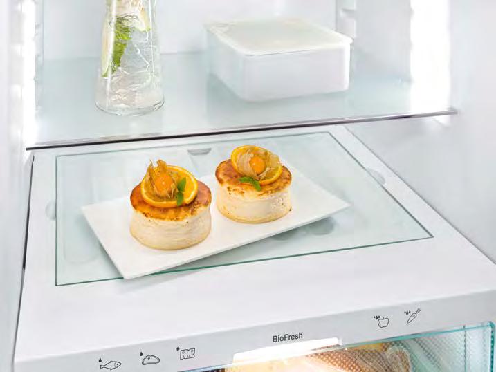 Jej zastosowanie można modyfikować poprzez położenie na niej szklanej półki, dzięki czemu uzyskujemy standardową przestrzeń na produkty spożywcze.