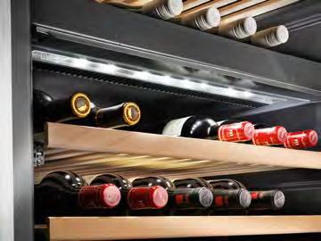 Zastosowane w winiarkach drzwi z przyciemnionego szkła izolacyjnego zapewniają skuteczną ochronę przechowywanego wina przed promieniami UV.