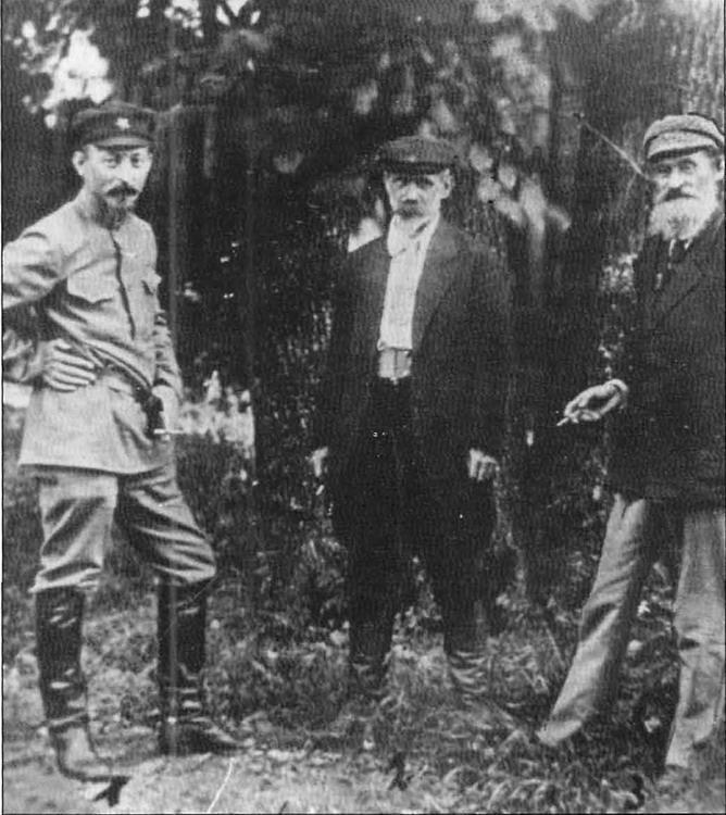 Trafiliśmy tam na gorące jeszcze ślady tak zwanego rządu polskiego. Znaleźliśmy szereg dużych fotografii i odezwy do ludu polskiego.