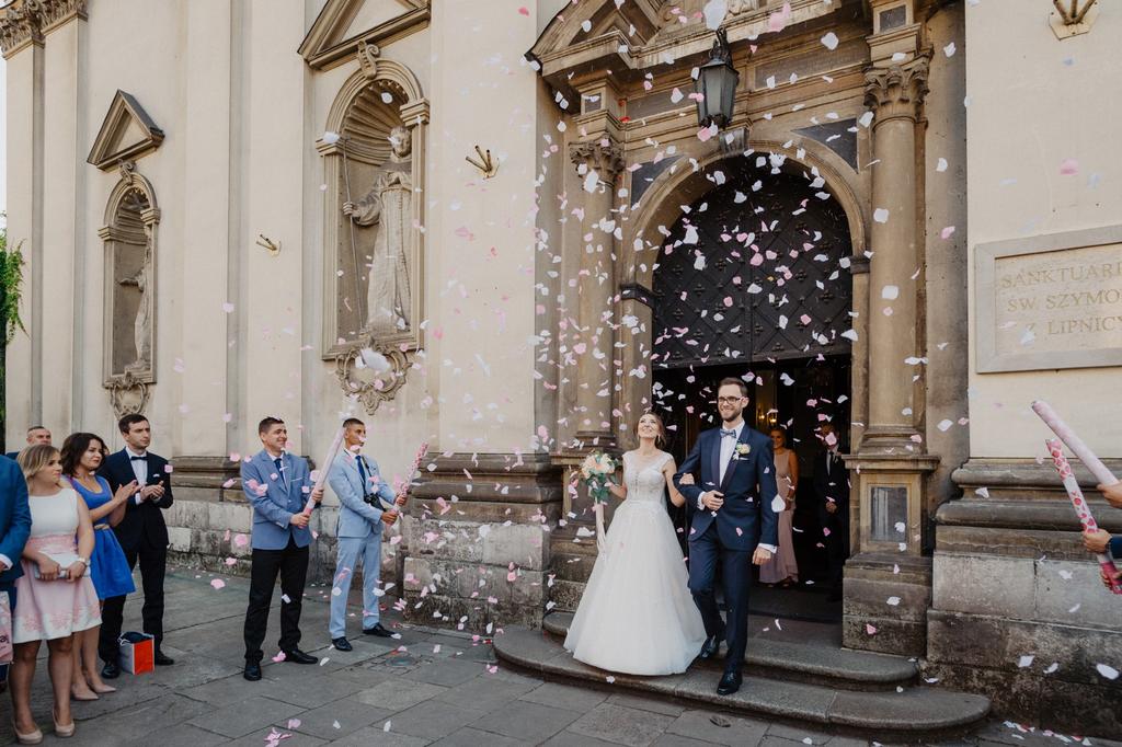 reportaż całodniowy cena 3000,- REPORTAŻ ZDJĘCIOWY OBEJMUJE Przygotowania Pani i Pana Młodego Błogosławieństwo Rodziców Ceremonię zaślubin z Kościoła lub USC Zdjęcie grupowe i życzenia Sesję