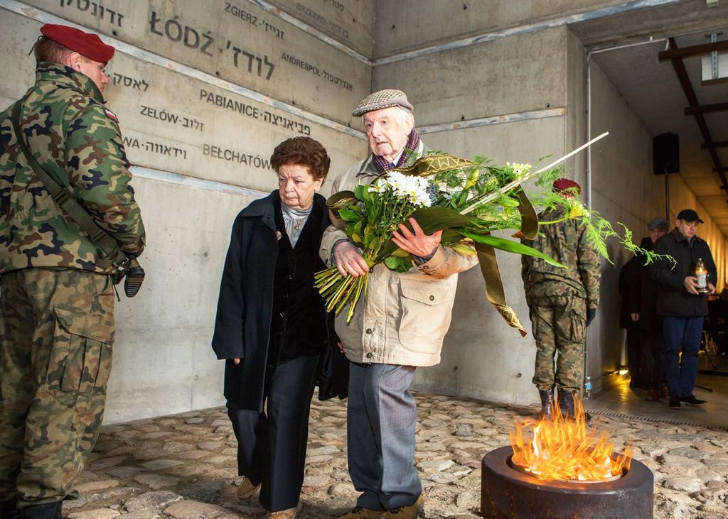 Fot. 2 Składamy wiązankę kwiatów przy miejscu pamięci ofiar getta Dalsza część