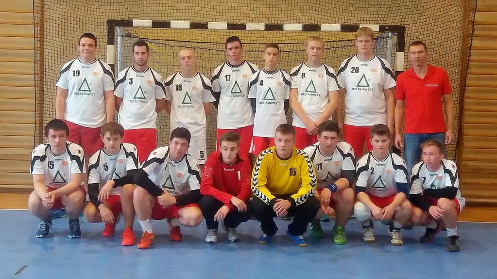 Drużyna Juniorów wraz z trenerem 