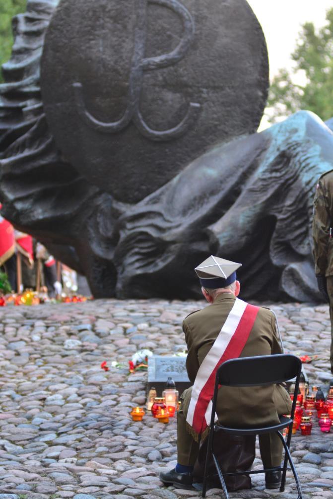 4 STRONA Tygodniówka Senioralna Godzina W oddanie hołdu Powstańcom Oddanie hołdu Powstańcom Warszawy o godzinie 17.