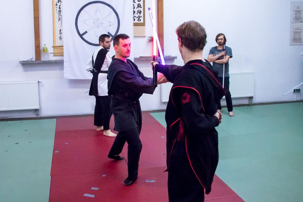 Trening Jedi w uproszczeniu składa się z trzech części: ogólnorozwojowej i tematycznej rozgrzewki, nauki poszczególnych technik oraz sparingów. Część walk odbywa się przy zgaszonym świetle.