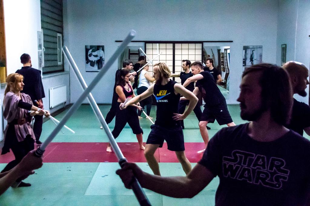 Budojo prowadzi obecnie dwie grupy, trenujące przez 90 minut w co drugi, sobotni wieczór. Dotychczas odbyło się ponad 50 treningów z użyciem kilkudziesięciu mieczy świetlnych.