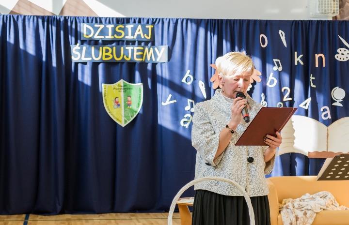 Ci, którzy uczęszczają do klas 4-8, spotkali się w klasach z wychowawcami o godz. 10.45, by wspólnie zejść na salę gimnastyczną.