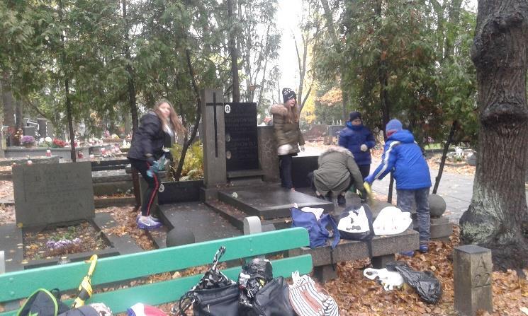 Już kolejny raz kilka klas z naszej szkoły udało się na Cmentarze Powązkowski i