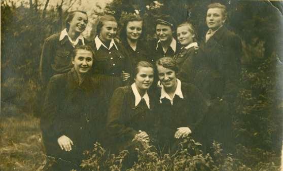 Zdjęcie 20 Rok 1952 (około). Hrubieszów. Uczennice Państwowej Zasadniczej Szkoły Zawodowej Odzieżowej w Hrubieszowie.