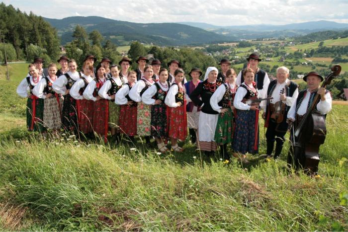 Zespół "LIMANOWIANIE" Zespół Pieśni i Tańca Limanowianie istnieje od 1969 rok. Swoją nazwę przyjął od nazwy miasta i regionu. Działa przy Limanowskim Domu Kultury.
